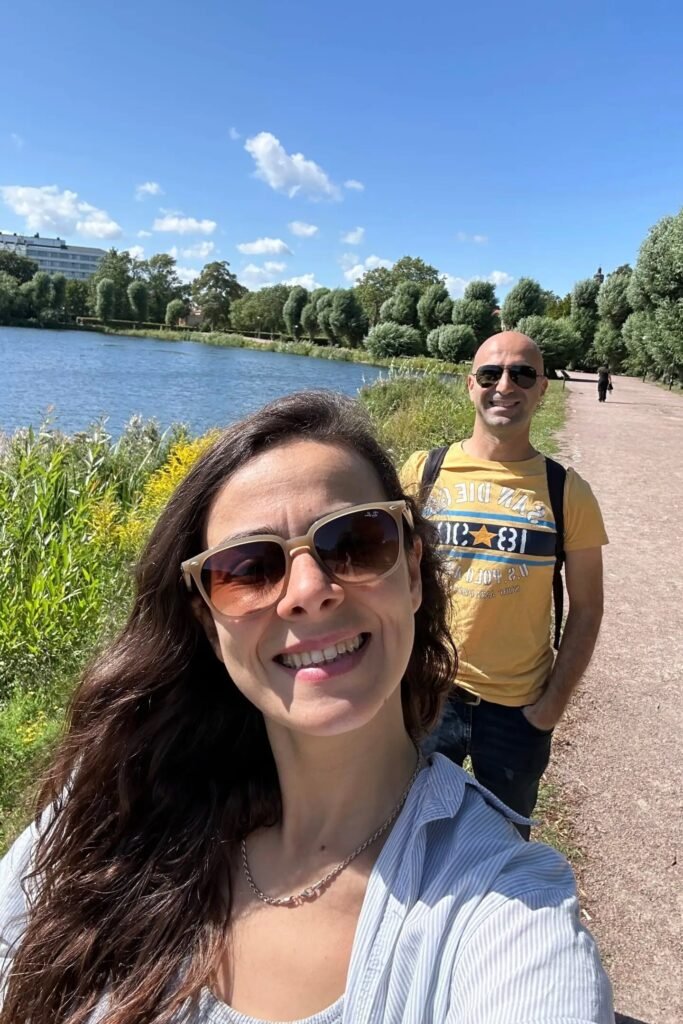 İsveç Malmö’de 1 günde gezilecek yerler şehir merkezinde tarihi sokak manzarası, park ve kanal boyunca uzanan yürüyüş yolu