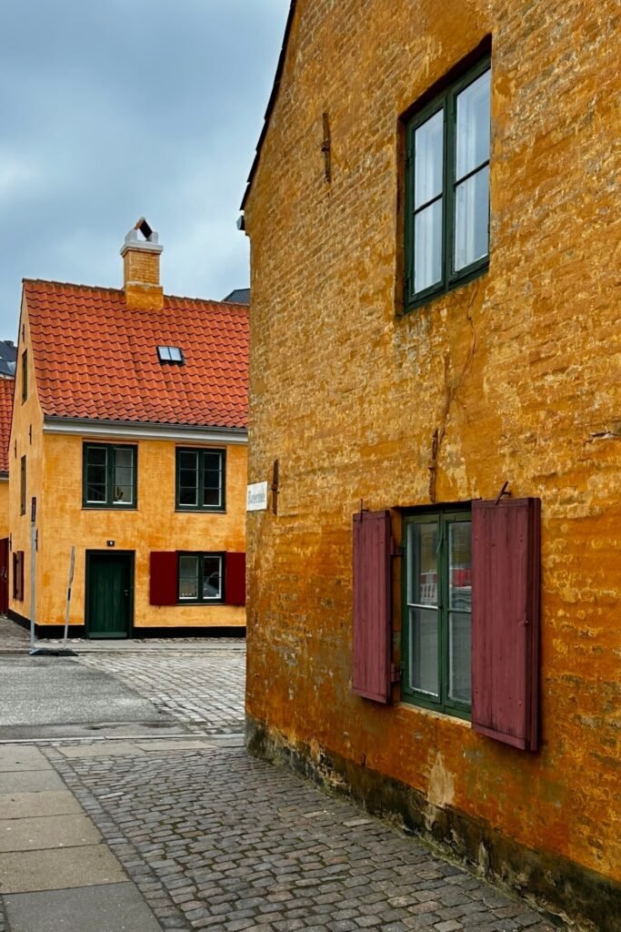 kopenhag nyboder sıra sıra sarı evler