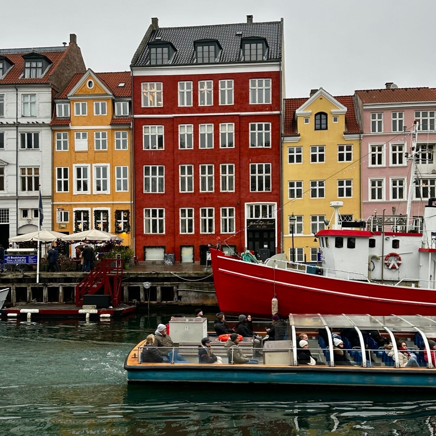 Kopenhag Nyhavn’da renkli evler ve kanalda tekneler, Danimarka