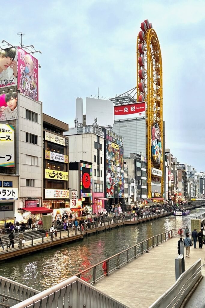 Osaka Dotonbori kanalı ve ünlü neon tabelalar