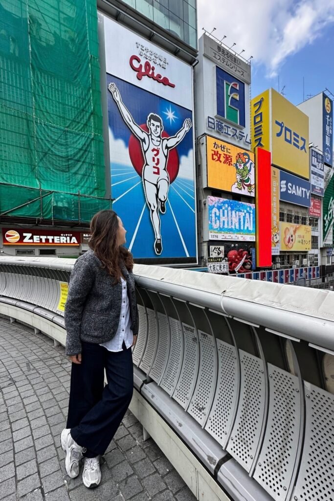 Osaka Dotonbori Glico Man tabelası ve canal çevresinde turistik fotoğraf noktası
