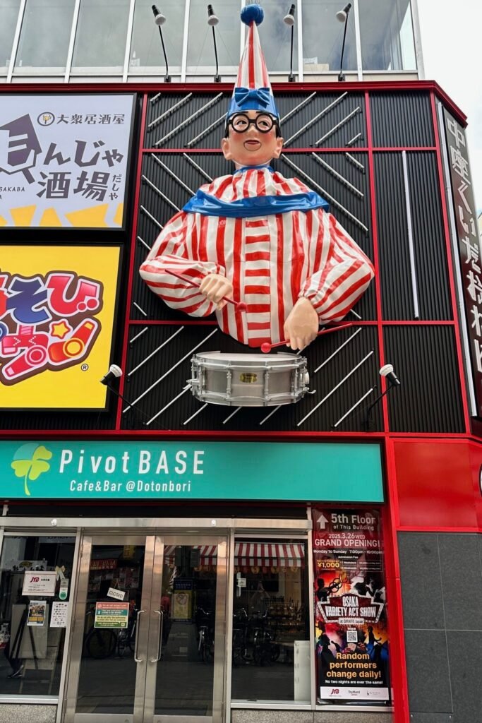 Osaka Dotonbori’de ünlü Kuidaore Taro figürü ve Japonya’nın renkli sokak tabelaları