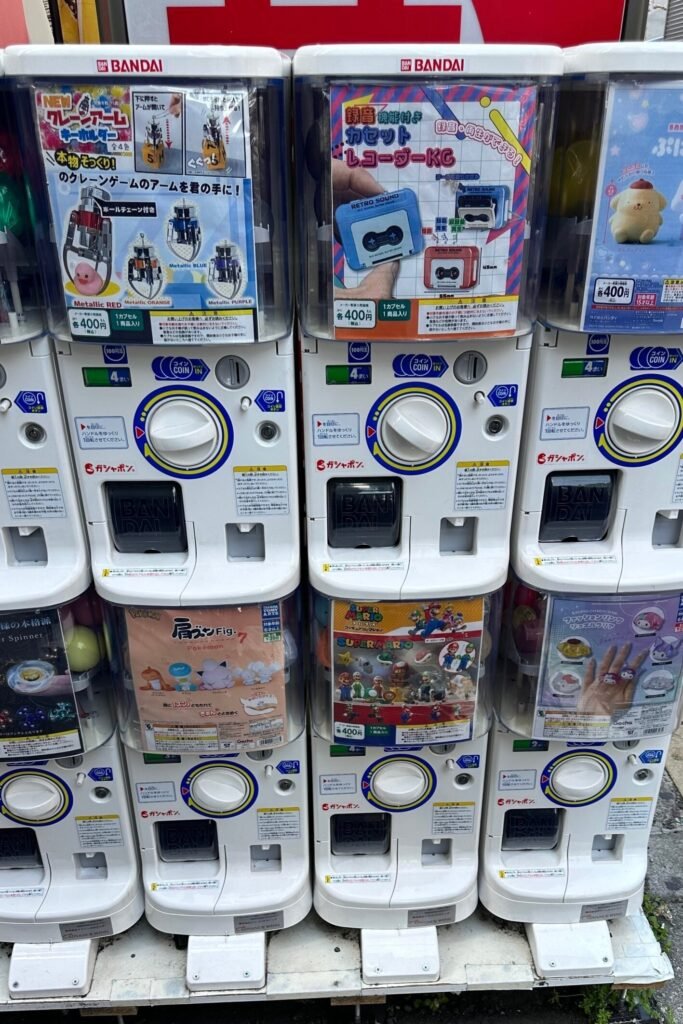 Osaka sokaklarında Bandai gachapon (capsule toy) makineleri ve koleksiyon oyuncakları