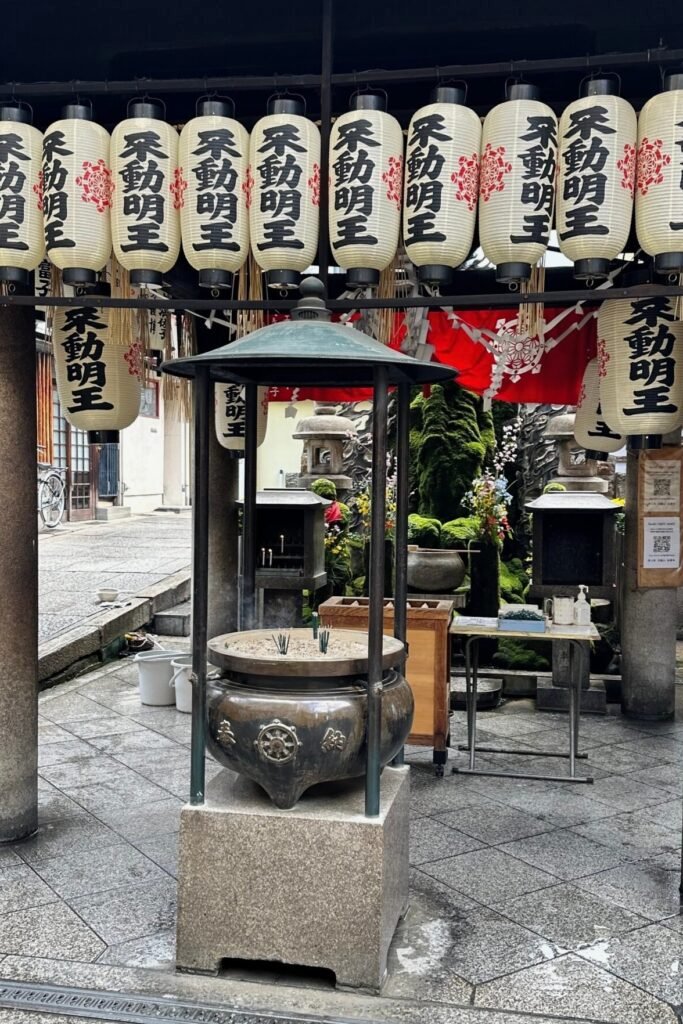 Osaka Hozenji Tapınağı’nda yosun kaplı Fudo Myoo heykeli ve mumlar