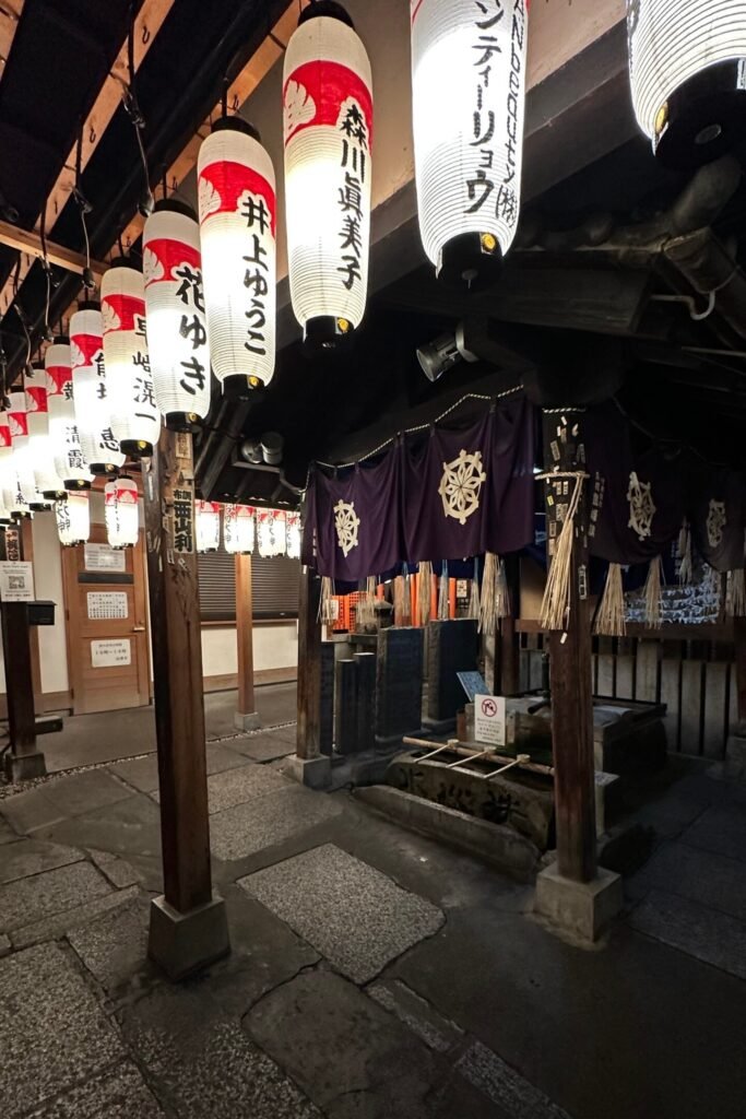 Osaka Namba’da Hozenji Tapınağı girişinde Japon fenerleri ve sakin atmosfer