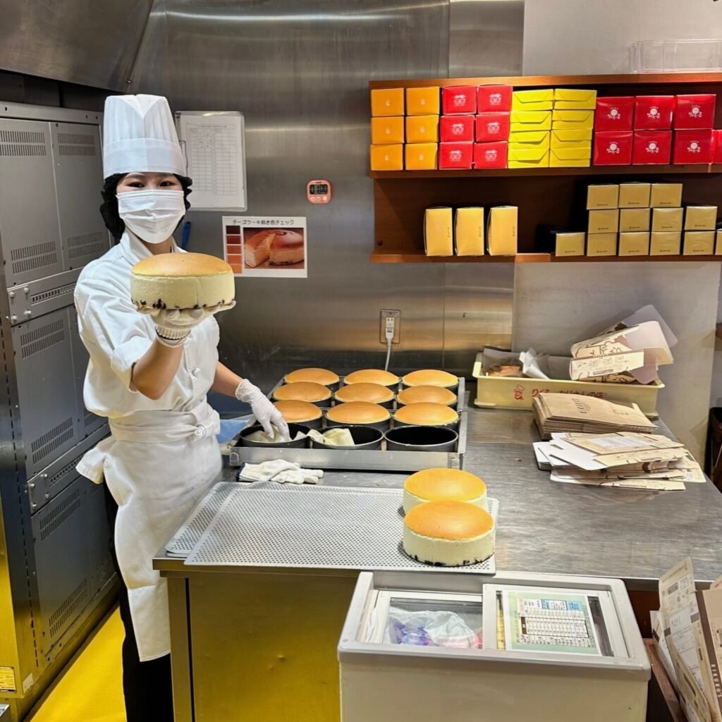 Osaka’da fırından yeni çıkan Japon cheesecake yapımı, mutfakta hazırlanan taze cheesecake’ler