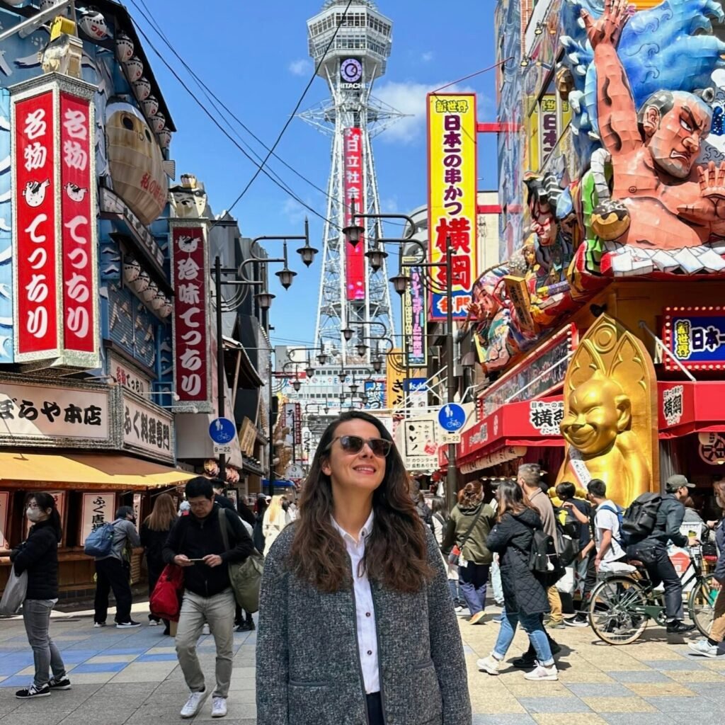 Osaka Shinsekai bölgesinde Tsutenkaku Kulesi ve renkli sokak tabelaları