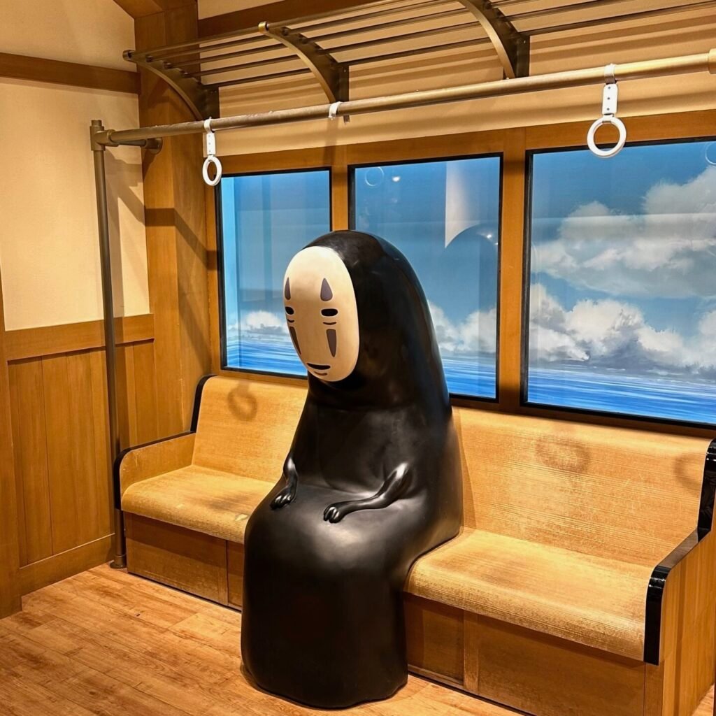 Osaka’da tren içinde Spirited Away (Ruhların Kaçışı) filminden No Face (Kaonashi) karakteriyle hazırlanmış Studio Ghibli temalı alan