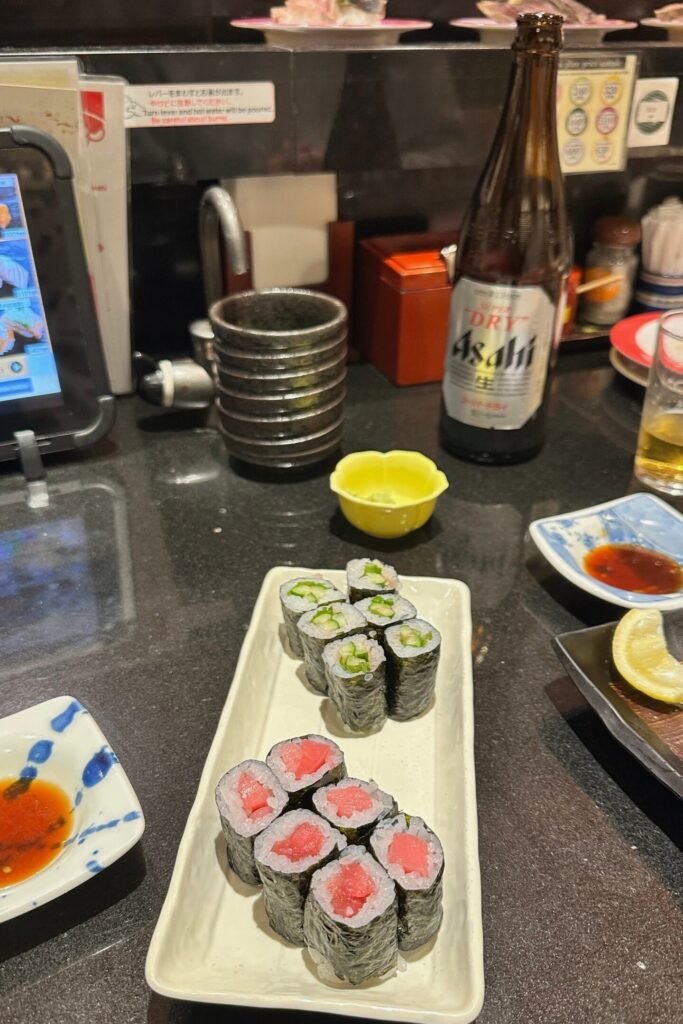 Osaka’da yeme içme rehberimiz sushi barda yanında Asahi bira