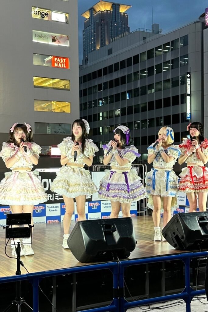 Osaka Umeda’da açık alanda sahne alan anime grubu performansı