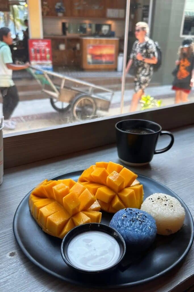 Phi Phi’de mango sticky rice tatlısı ve yanında kahve, Tayland yeme içme rehberi