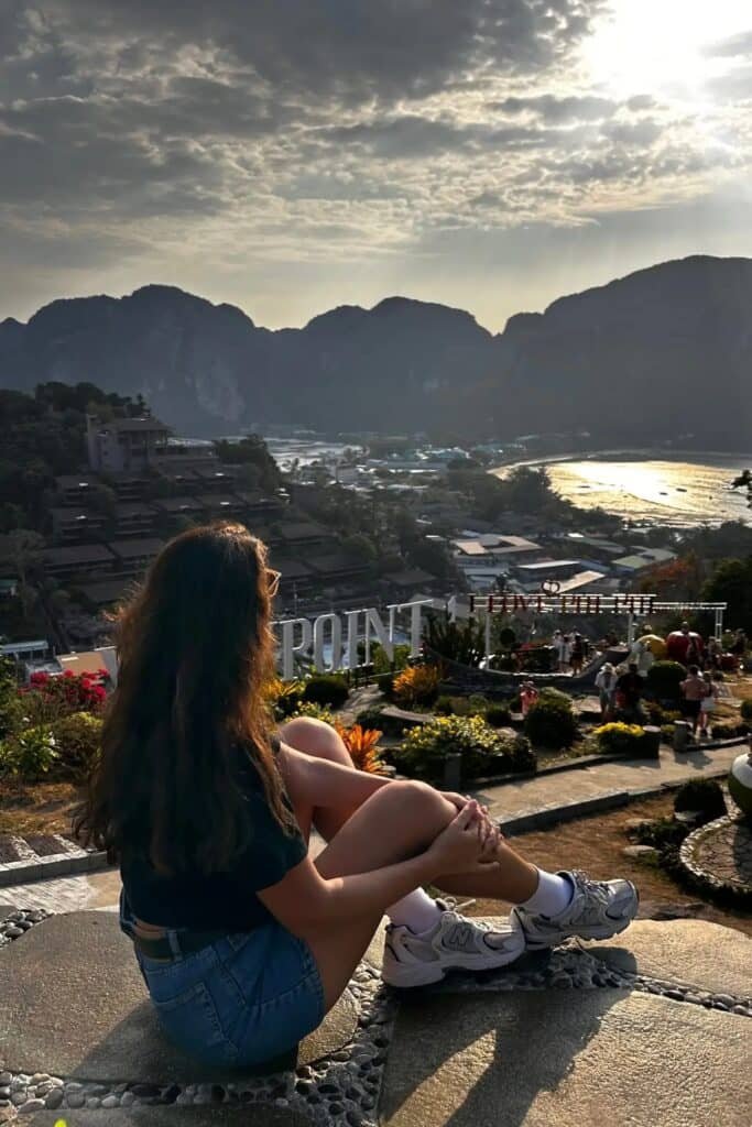 Phi Phi Viewpoint’ten panoramik ada manzarası ve deniz kıyısı, Koh Phi Phi Don