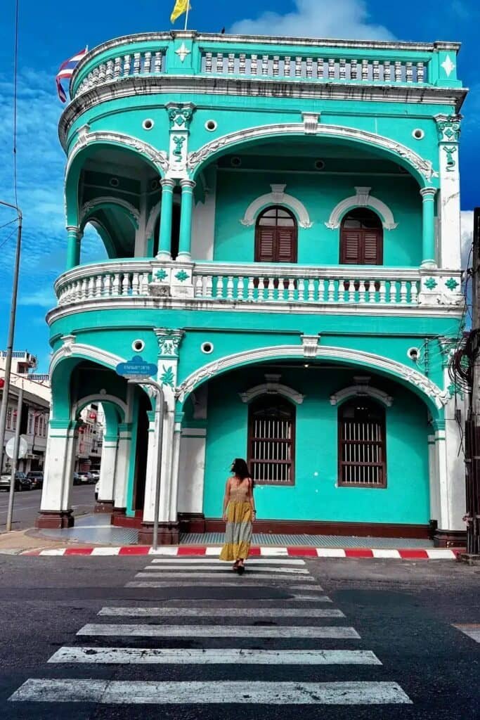 Phuket Tayland gezi rehberi için turkuaz renkli tarihi bina ve sokak manzarası
