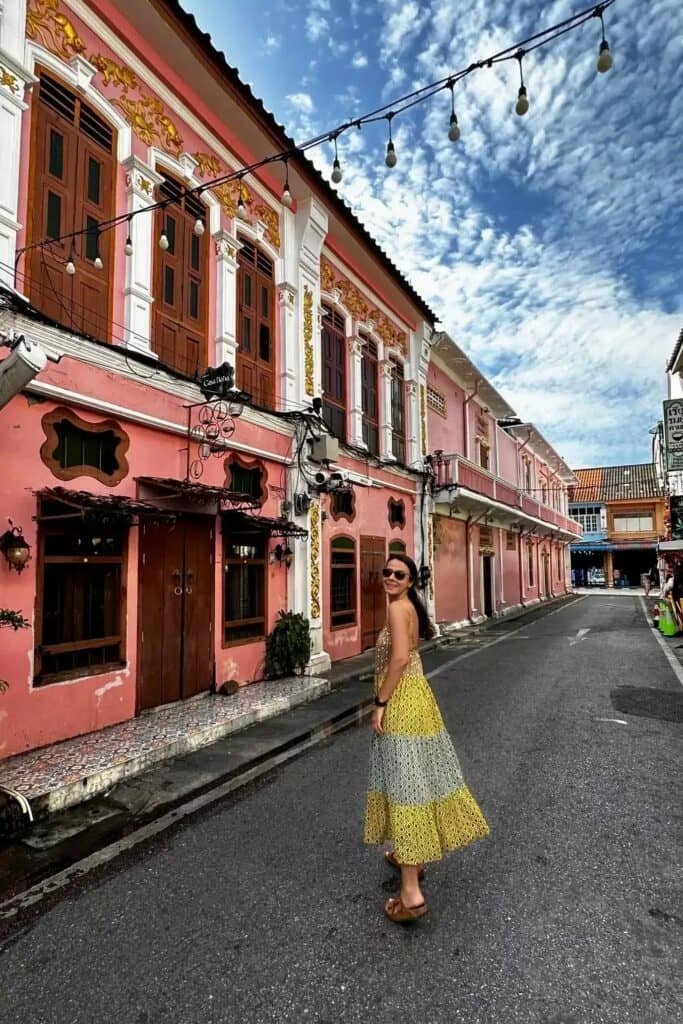 Phuket Tayland gezi rehberi için renkli sokak ve geleneksel bina cepheleri