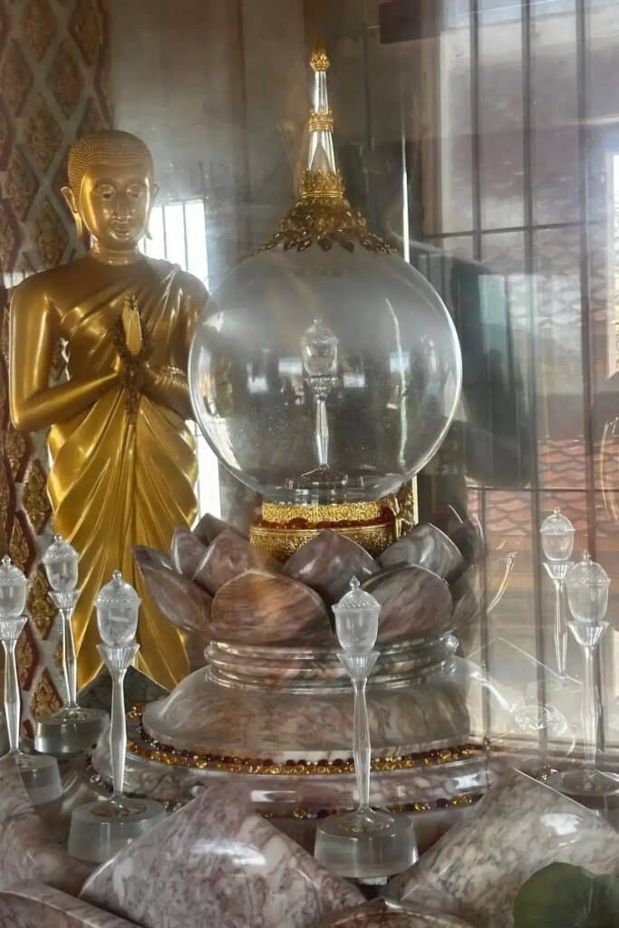 Phuket gezi rehberi için tapınak içinde altın Buda heykeli ve cam fanuslu kutsal obje, Wat Chalong