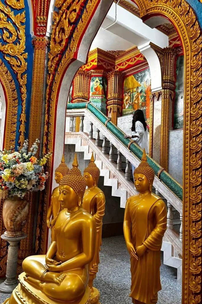 Phuket gezi rehberi için renkli süslemeli tapınak içi ve altın Buda heykelleri, Wat Chalong, Tayland