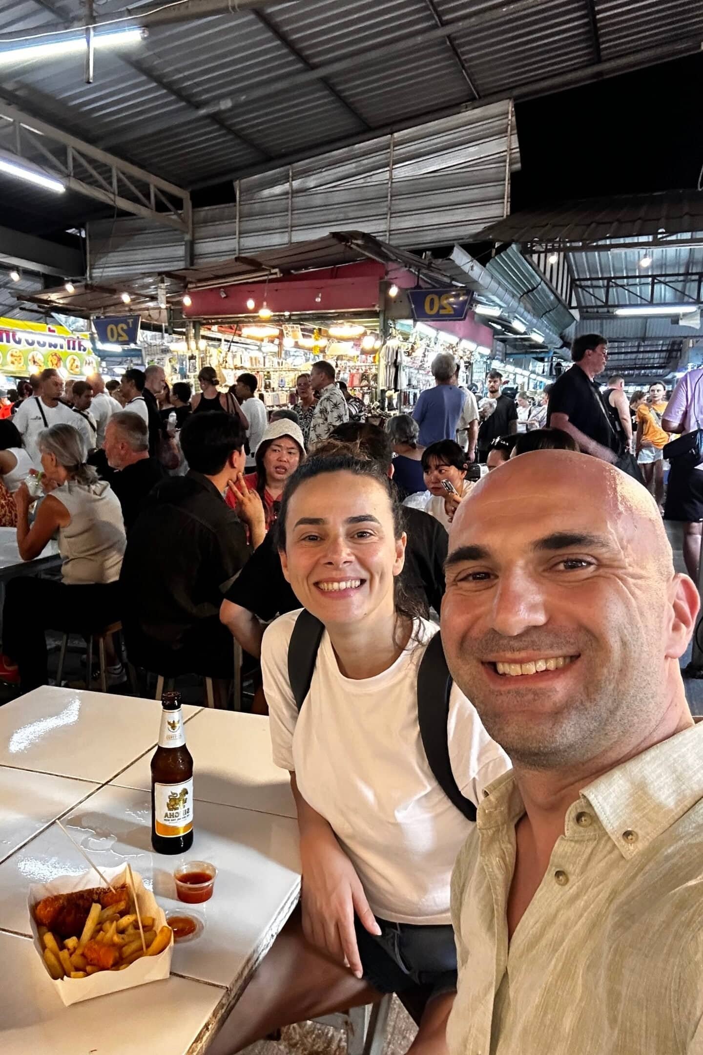 Phuket Naka Market yeme içme alanı: kalabalık gece pazarı ve sokak lezzetleri