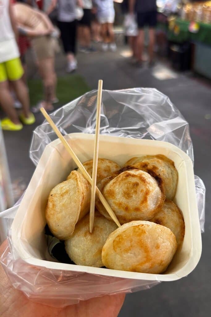 Phuket Naka Market’te sokak lezzeti: elde tutulan kızarmış atıştırmalık yakın plan