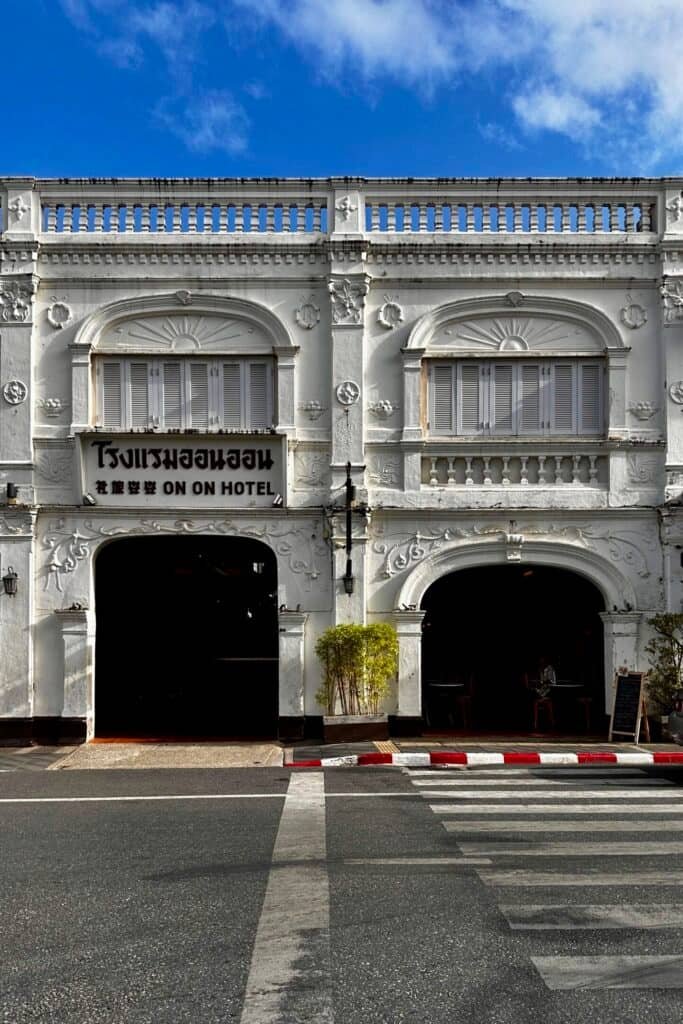 Phuket Old Town’da The Memory at On On Hotel binası, tarihi cephe ve sokak manzarası