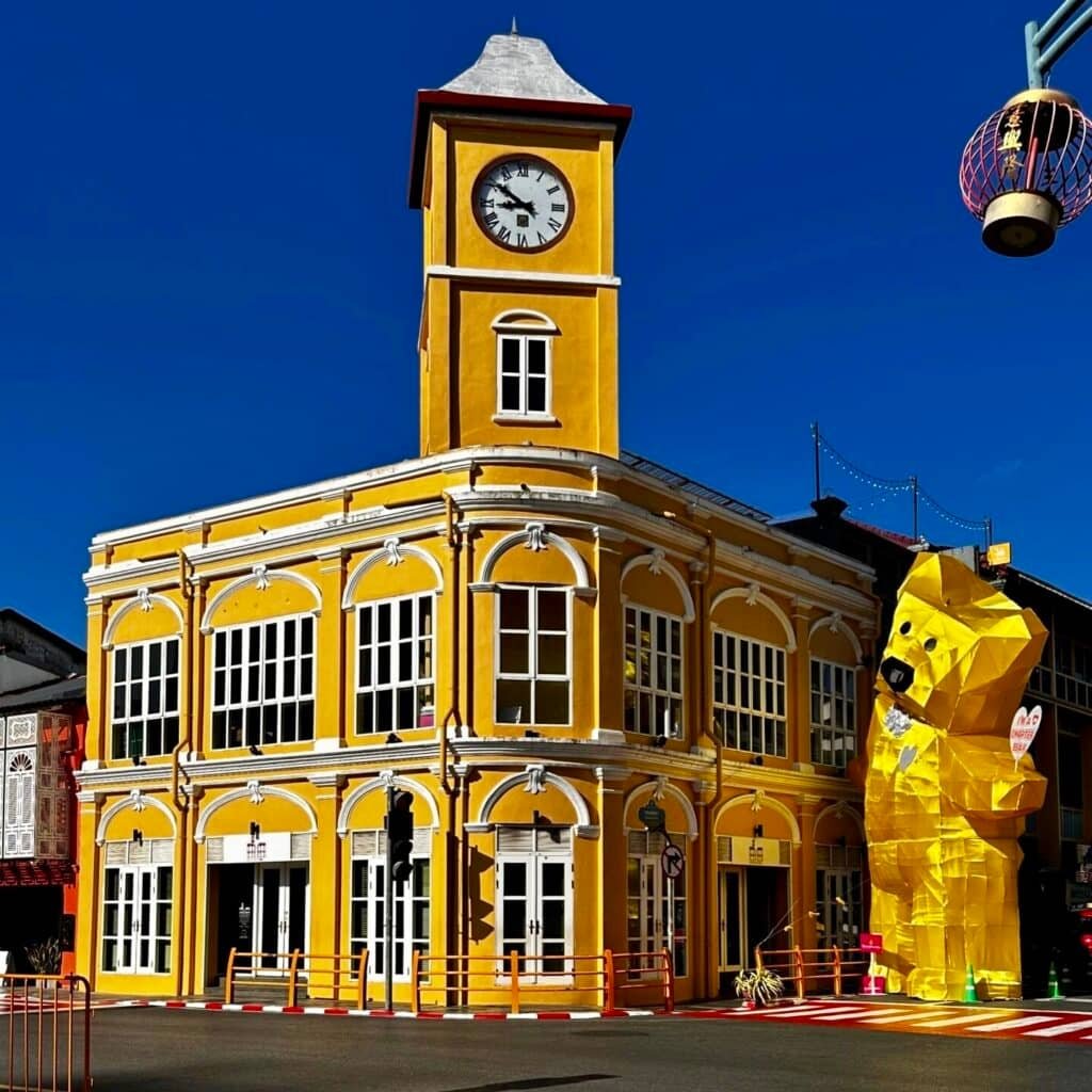 Phuket Old Town’da sarı saat kulesi ve renkli tarihi bina, fotoğraf noktası, Tayland