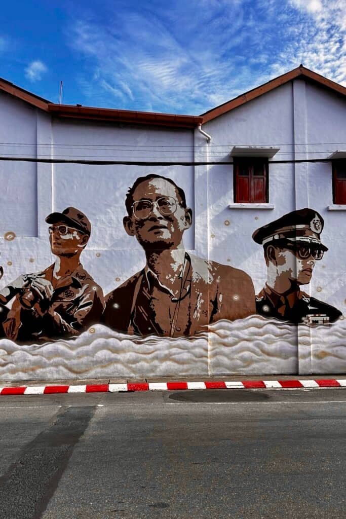 Phuket Old Town sokak sanatı duvar üzerinde büyük mural ve şehir atmosferi