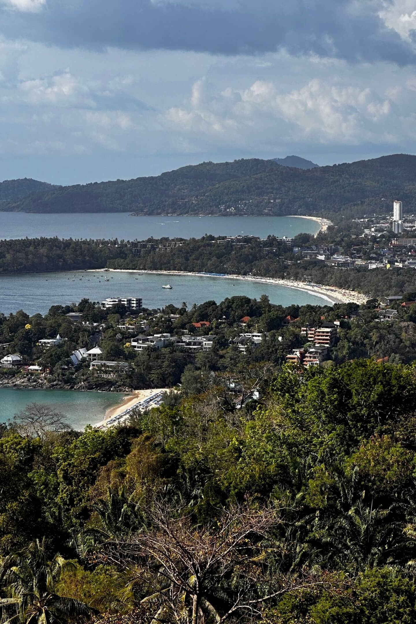 Phuket’te tepeden sahil şeridi ve ardışık koyları gösteren panoramik manzara.
