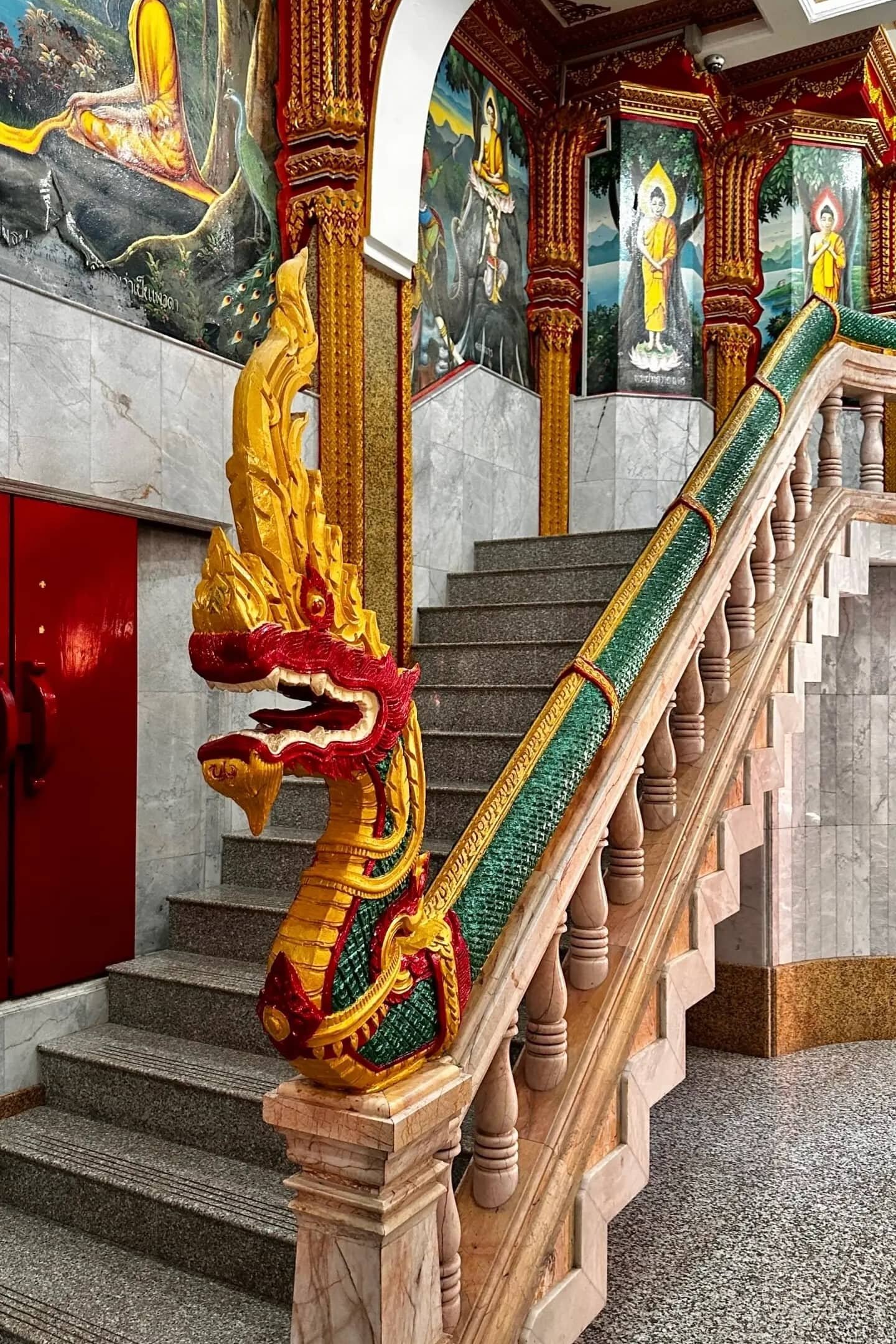Wat Chalong Tapınağı iç mekanı: naga ejderha figürlü merdiven korkuluğu ve duvar resimleri, Phuket