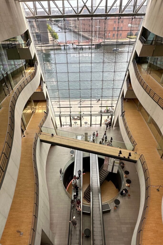 Black Diamond (Den Sorte Diamant) modern kütüphane binası, Kopenhag