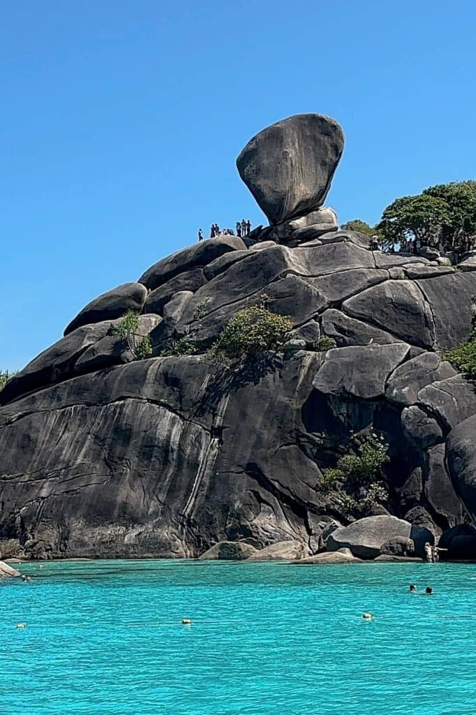 Similan Adaları’nda dev granit kaya ve turkuaz deniz