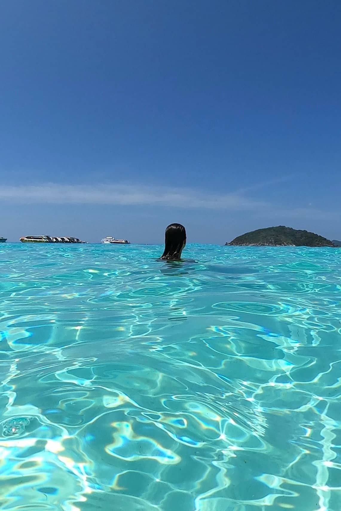 Similan Adaları’nda turkuaz koyda yüzen kadın