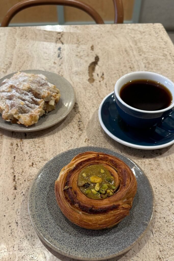 Stockholm’de fika molası: filtre kahve ve İsveç tatlılarıyla kafe masası