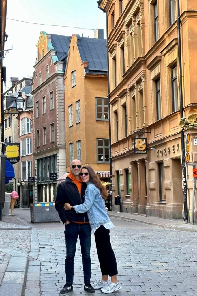 Stockholm Gamla Stan’da taş sokak ve tarihi binalar arasında çekilmiş çift fotoğrafı