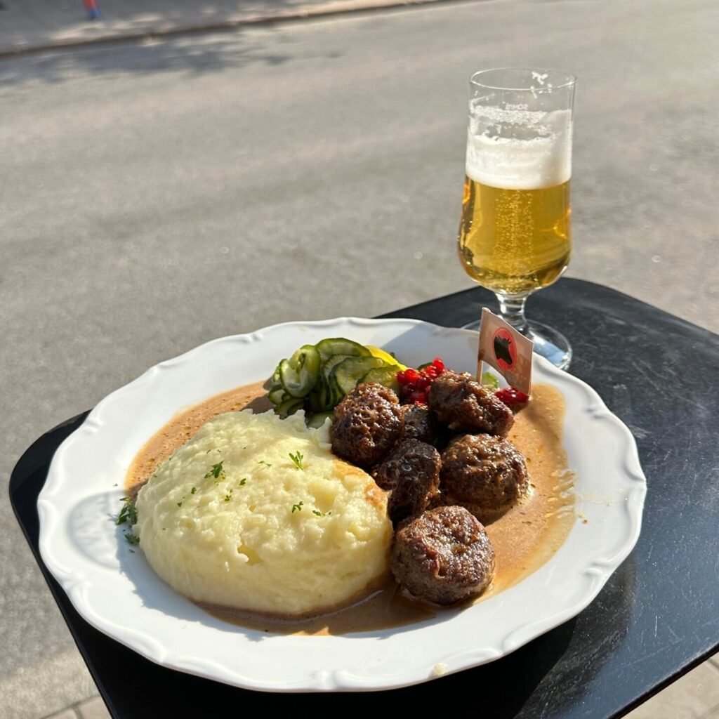 Stockholm’de İsveç köftesi (köttbullar), patates püresi, turşu ve yanında bira ile servis edilen klasik yemek
