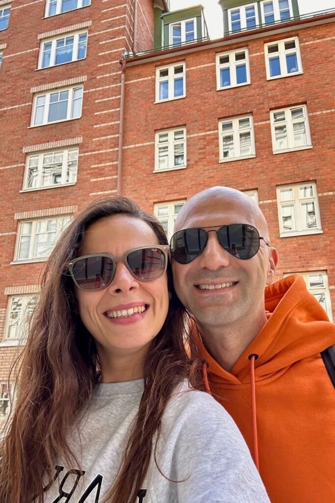 Stockholm Södermalm’de tuğla apartmanların önünde çekilmiş çift selfie fotoğrafı