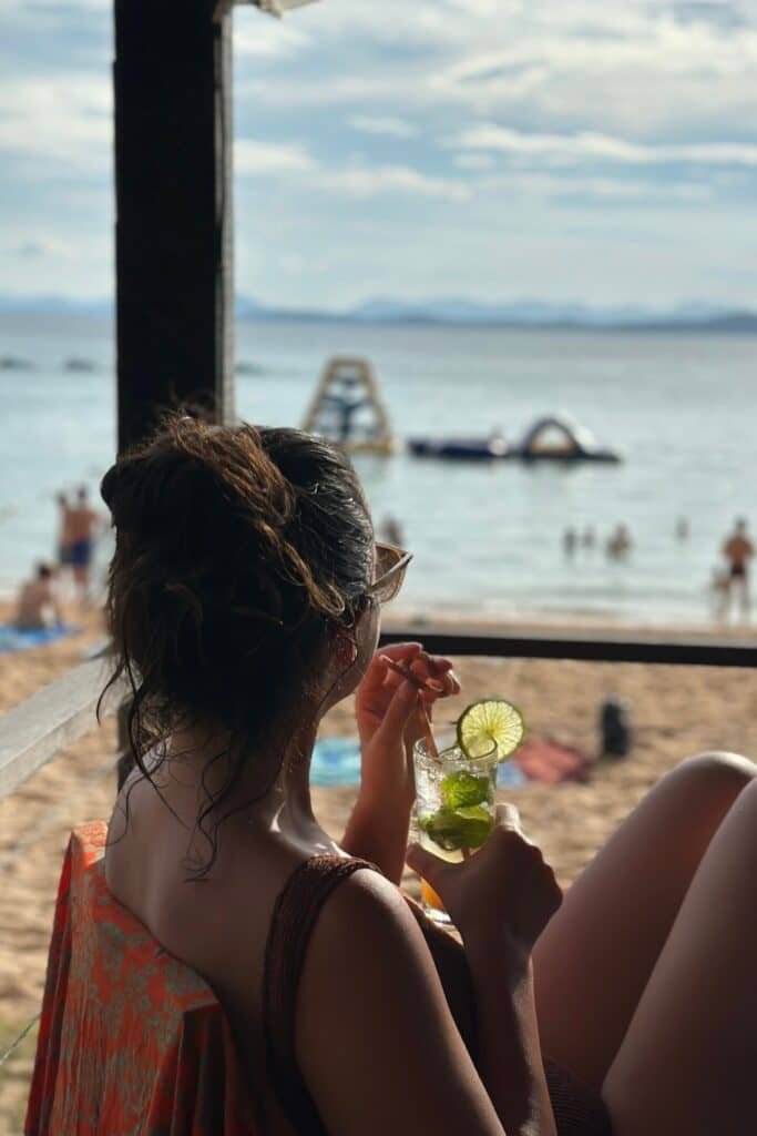 Tayland’da sahil barında deniz manzarasına karşı mojito kokteyl keyfi