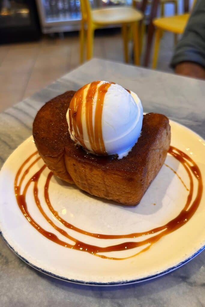 Tayland tatlısı: honey toast üzerinde vanilyalı dondurma ve karamel sos