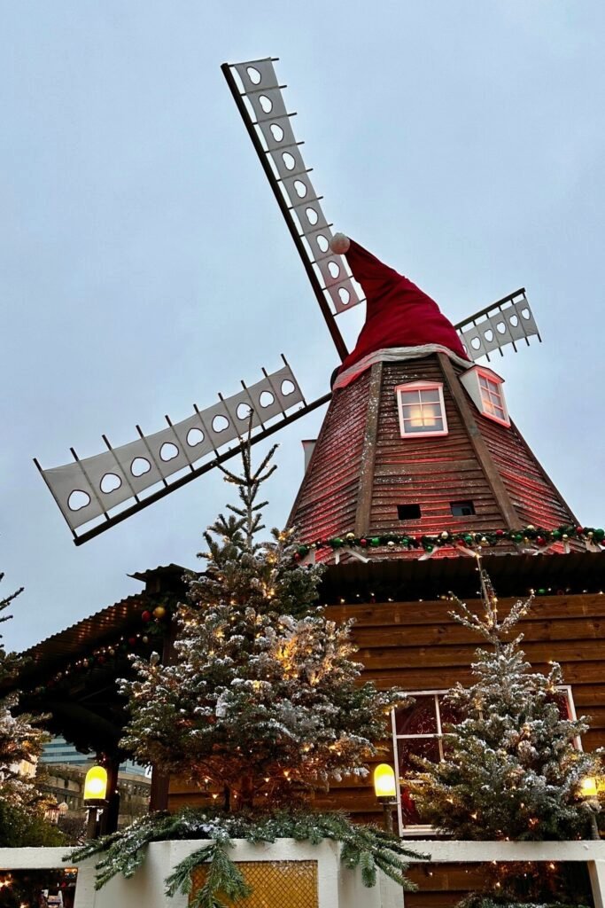 Tivoli Gardens Christmas Market’te ışıklarla süslü stantlar ve yılbaşı atmosferi, Kopenhag