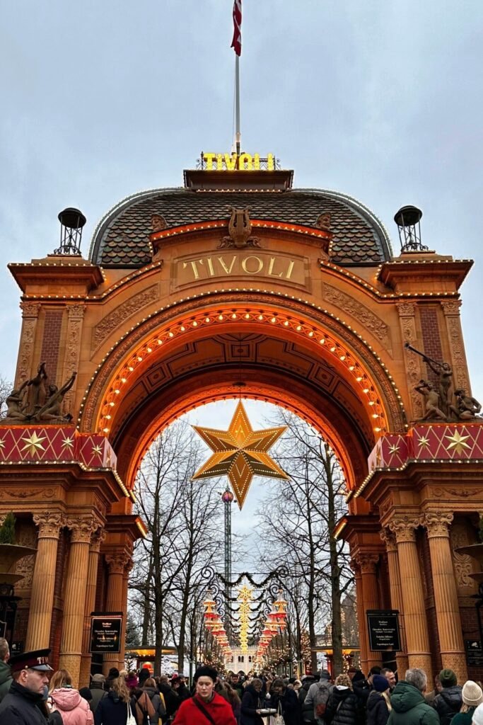 Tivoli Gardens giriş kapısı ve akşam ışıkları, Kopenhag