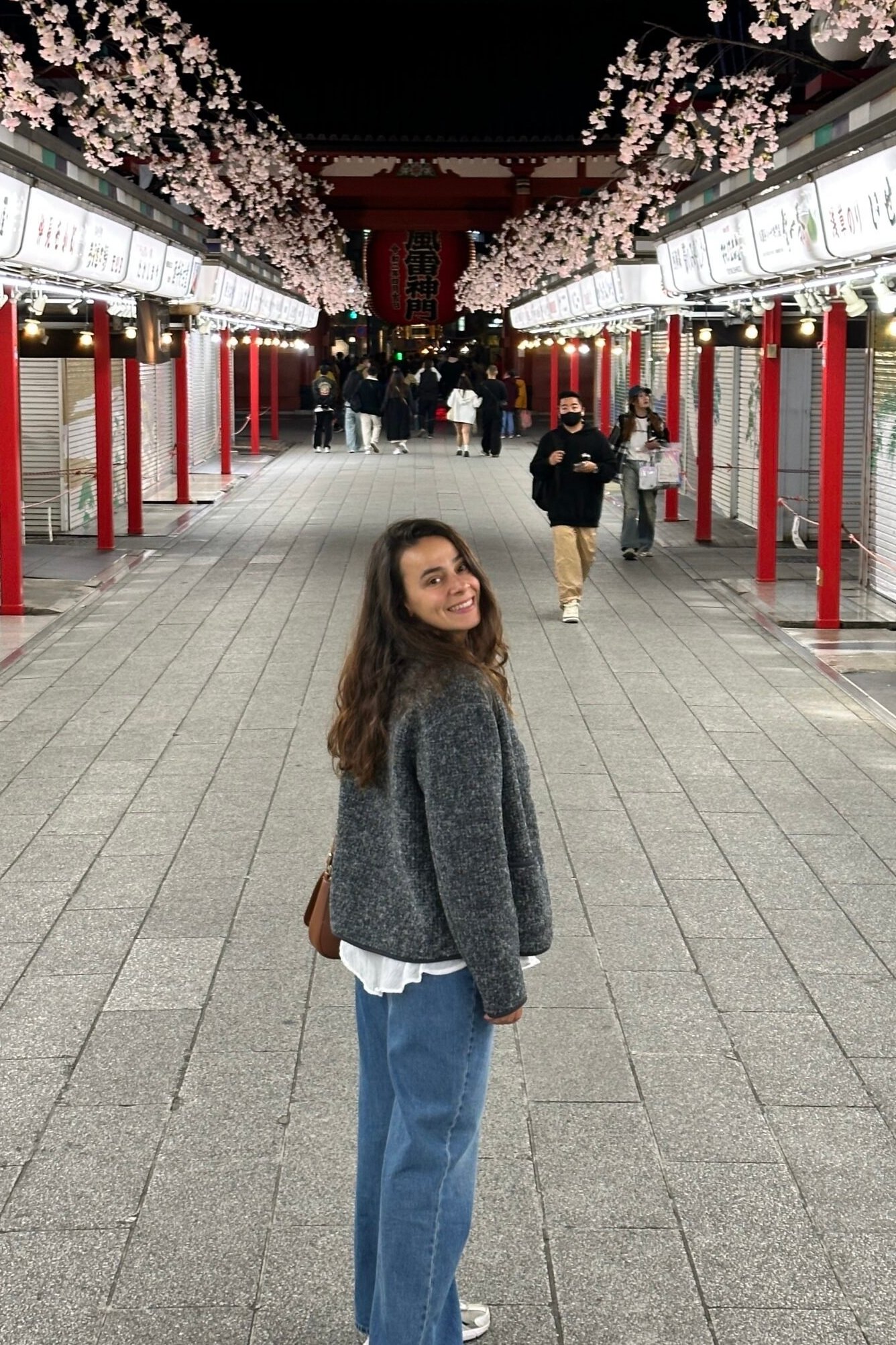 Senso-ji’ye giden Nakamise-dori sokağında hediyelik tezgahları gece manzarası