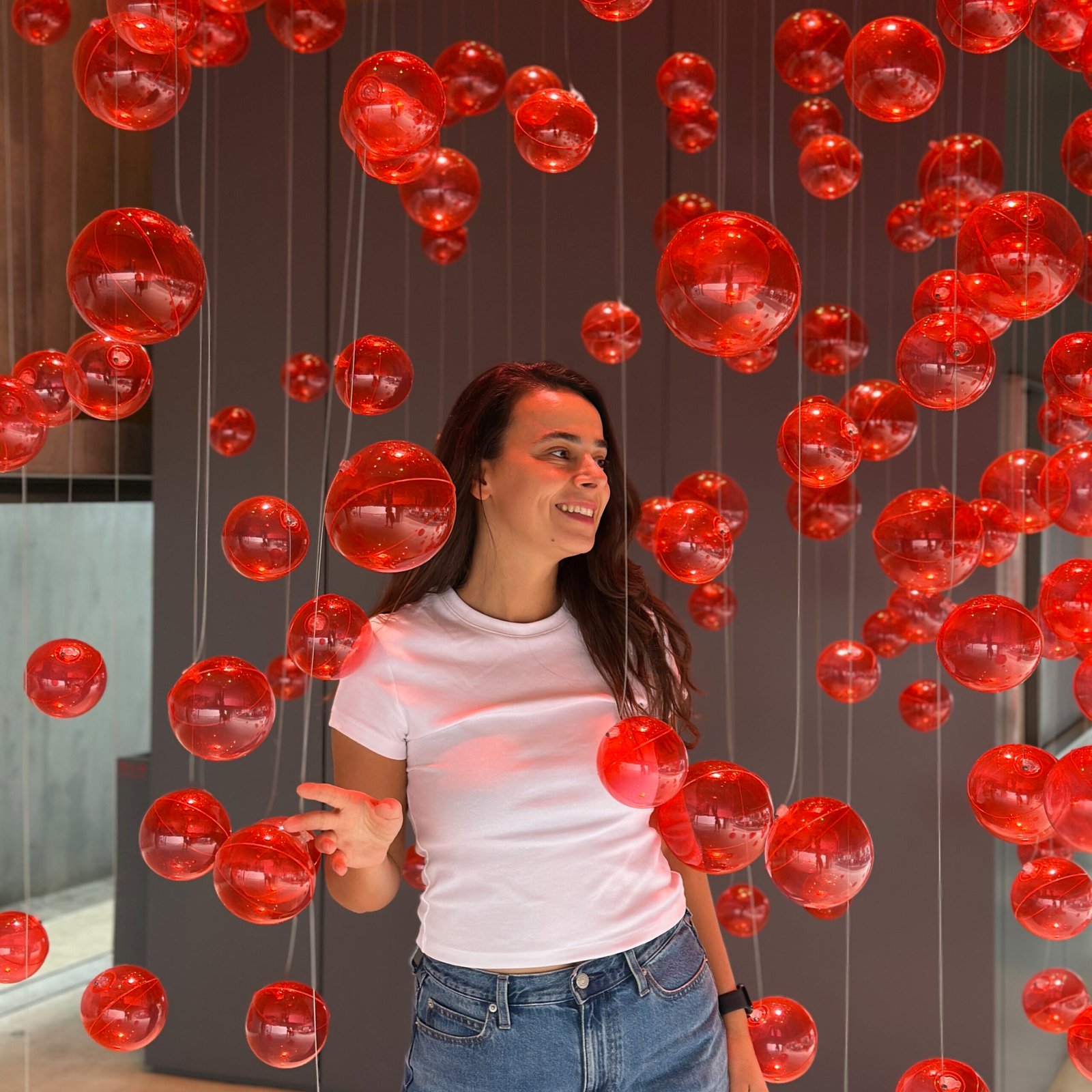 Tokyo’da kapalı bir alanda asılı kırmızı cam kürelerden oluşan sanat enstalasyonu, Harajuku