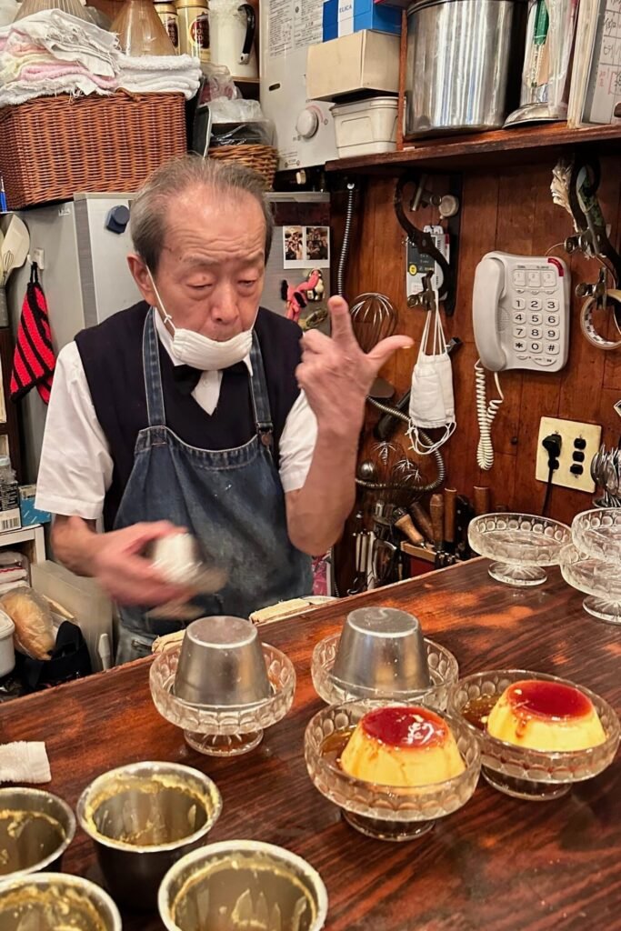 Tokyo’da eski tarz Japon kahvesinde (kissaten) purin tatlısı ve nostaljik kafe atmosferi.