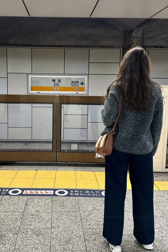 Tokyo’da metro istasyonunda peronda beklerken şehir içi ulaşım görüntüsü