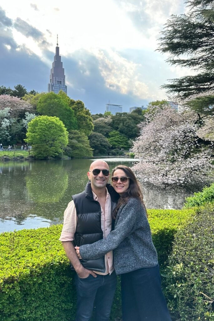 Tokyo’da park içinde sakura ağaçları ve bahar manzarası