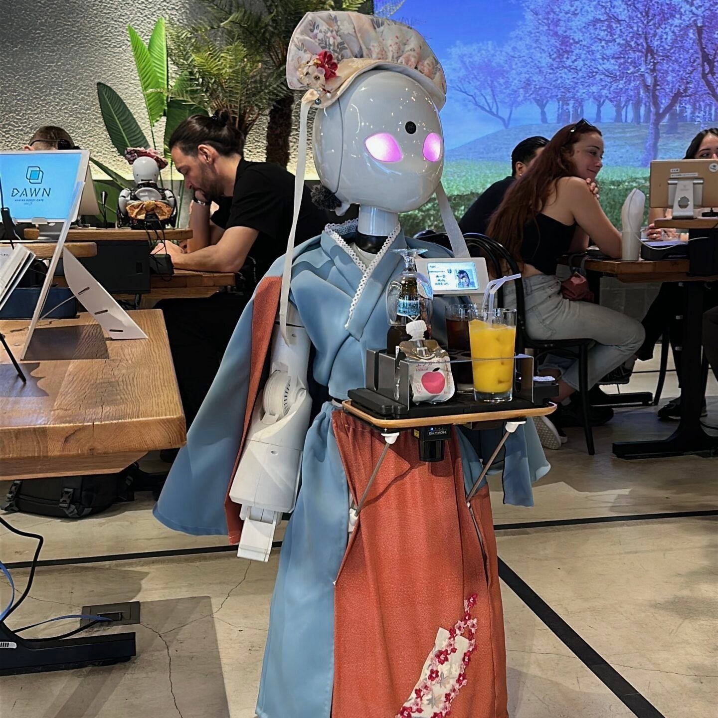 Tokyo’daki robot kafe DAWN’da geleneksel kıyafetli servis robotu ve teknoloji deneyimi.