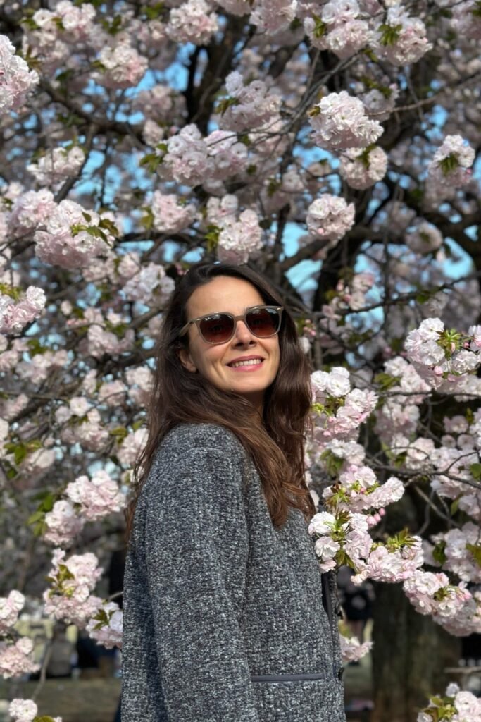 Tokyo’da sakura ağaçlarının altında çekilmiş ilkbahar fotoğrafı