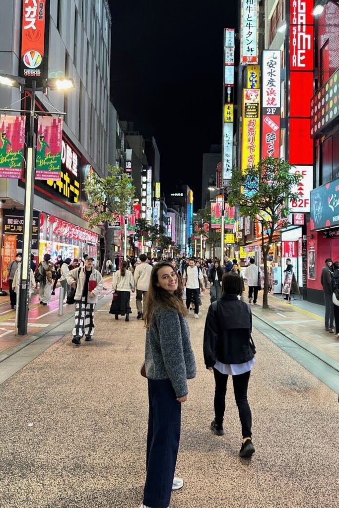 Shibuya Center Gai’de kalabalık sokak, mağazalar ve Tokyo gece hayatı