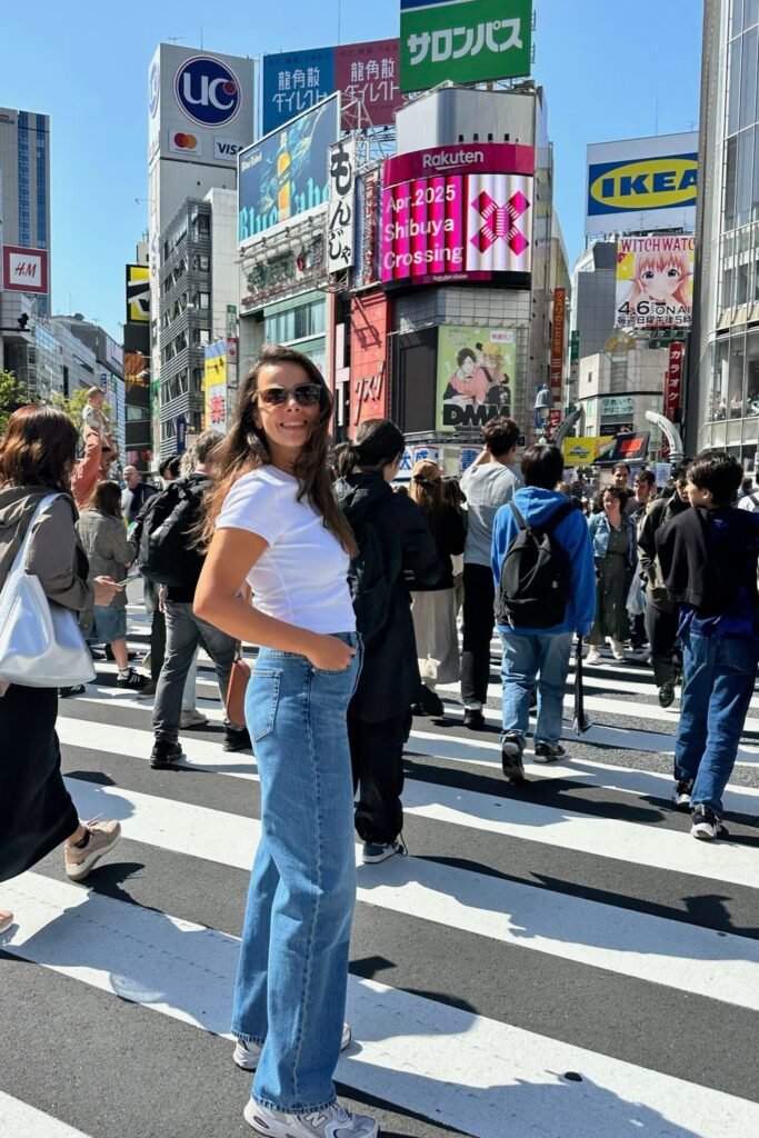 Tokyo Shibuya Scramble Crossing’te kalabalık yaya geçidi ve neon tabelalar
