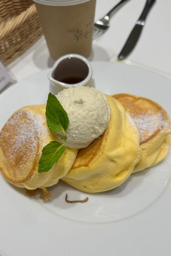 Tokyo kahvaltı önerisi: Japon puf pankek, krema ve şurup ile servis