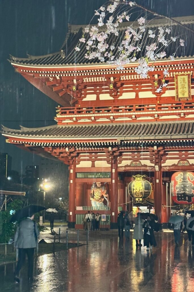 Tokyo Asakusa’da Senso-ji tapınağı girişi, yağmurlu gecede fenerler ve yansımalar,Japonya