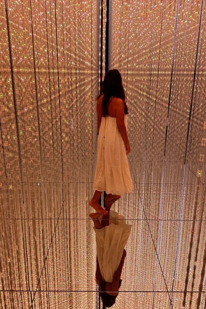 teamLab Planets Tokyo’da aynalı odada ışık ve dijital sanat enstalasyonu